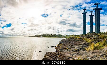 Mollebukta Bay Panorama mit Schwertern in Rock Denkmal zur Erinnerung an Schlacht Hafrsfjord Stavanger Rogaland Norwegen Skandinavien Stockfoto