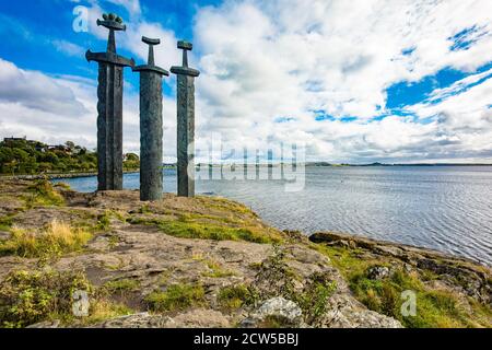 Mollebukta Bay Panorama mit Schwertern in Rock Denkmal zur Erinnerung an Schlacht Hafrsfjord Stavanger Rogaland Norwegen Skandinavien Stockfoto