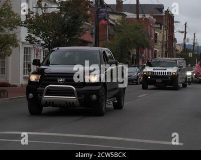 Huntingdon, Pennsylvania, USA. September 2020. Die Trump Train-Karawane mit 200 Autos, Motorrädern, Wohnmobile und Lastwagen rollte in die zentrale Stadt Huntingdon in Pennsylvania, um ihre Unterstützung für Präsident Trump zu demonstrieren und ihn aufzufordern, vier weitere Jahre zu dienen. Quelle: Sue Dorfman/ZUMA Wire/Alamy Live News Stockfoto