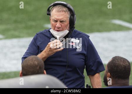 Foxborough, Usa. September 2020. New England Patriots Cheftrainer Bill Belichick spricht mit seiner Verteidigung im ersten Quartal gegen die Las Vegas Raiders im Gillette Stadium in Foxborough, Massachusetts am Sonntag, 27. September 2020. Fans dürfen das Stadion nicht als Teil des New England Patriots COVID-19 Protokolls betreten. Foto von Matthew Healey/UPI Kredit: UPI/Alamy Live Nachrichten Stockfoto