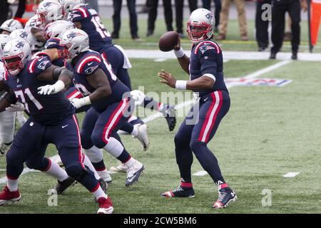 Foxborough, Usa. September 2020. New England Patriots Quarterback Cam Newton (1) fällt zurück für einen Pass im ersten Quartal gegen die Las Vegas Raiders im Gillette Stadium in Foxborough, Massachusetts am Sonntag, 27. September 2020. Fans dürfen das Stadion nicht als Teil des New England Patriots COVID-19 Protokolls betreten. Foto von Matthew Healey/UPI Kredit: UPI/Alamy Live Nachrichten Stockfoto