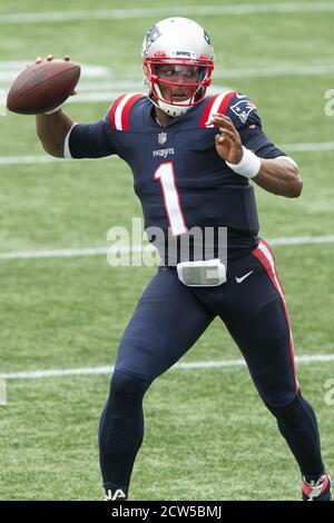 Foxborough, Usa. September 2020. New England Patriots Quarterback Cam Newton (1) fällt zurück für einen Pass im zweiten Quartal gegen die Las Vegas Raiders im Gillette Stadium in Foxborough, Massachusetts am Sonntag, 27. September 2020. Fans dürfen das Stadion nicht als Teil des New England Patriots COVID-19 Protokolls betreten. Foto von Matthew Healey/UPI Kredit: UPI/Alamy Live Nachrichten Stockfoto