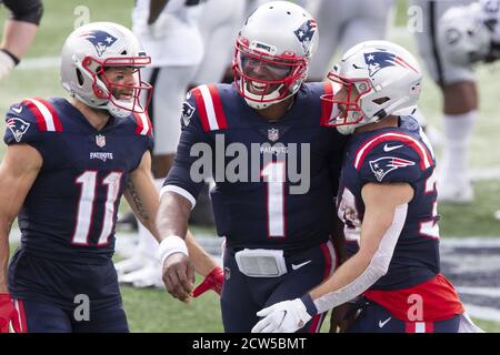 Foxborough, Usa. September 2020. New England Patriots Quarterback Cam Newton (1) und Wide Receiver Julian Edelman (11) gratulieren Rex Burkhead (37) zum Touchdown im zweiten Quartal gegen die Las Vegas Raiders im Gillette Stadium in Foxborough, Massachusetts am Sonntag, 27. September 2020. Fans dürfen das Stadion nicht als Teil des New England Patriots COVID-19 Protokolls betreten. Foto von Matthew Healey/UPI Kredit: UPI/Alamy Live Nachrichten Stockfoto