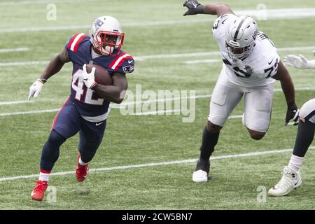 Foxborough, Usa. September 2020. New England Patriots läuft zurück J.J. Taylor (42) nimmt am Sonntag, den 27. September 2020, an den Las Vegas Raiders Defensive Tackle Maurice Hurst (73) auf einem Carry im zweiten Viertel im Gillette Stadium in Foxborough, Massachusetts Teil. Fans dürfen das Stadion nicht als Teil des New England Patriots COVID-19 Protokolls betreten. Foto von Matthew Healey/UPI Kredit: UPI/Alamy Live Nachrichten Stockfoto