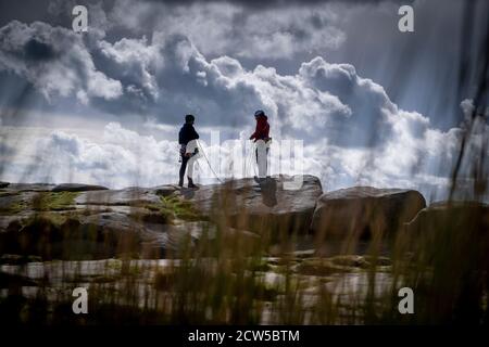 Bergsteiger am Stanage Edge im Derbyshire Peak District, England. Stockfoto