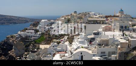 Schöne Aussicht auf Oia, die berühmte Stadt mit ihren typischen weißen Häusern an einem sonnigen Tag. Santorini Insel, Kykladen, Griechenland, Europa. Stockfoto
