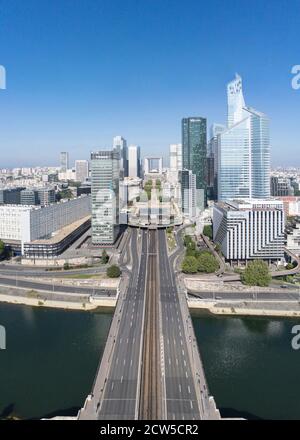 Nächtliche Pariser Straße in Richtung La Grande Arche und moderne Bürogebäude in La Defense, Paris, Frankreich (Luftaufnahme) Stockfoto