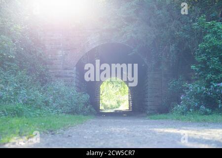 Licht am Ende des Tunnels - Standort des seit langem geschlossenen Molyneux Brow Railway Station, Clifton, England Stockfoto