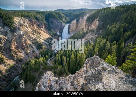 Niedrigere Wasserfälle des yellowstone Nationalparks bei Sonnenuntergang, wyoming in den usa Stockfoto