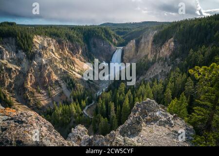 Niedrigere Wasserfälle des yellowstone Nationalparks bei Sonnenuntergang, wyoming in den usa Stockfoto