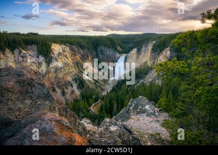 Niedrigere Wasserfälle des yellowstone Nationalparks bei Sonnenuntergang, wyoming in den usa Stockfoto