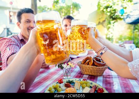 Toasting im bayerischen Biergarten Stockfoto