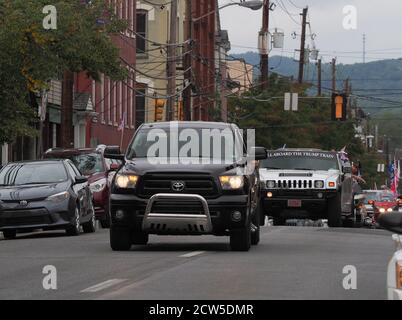 Huntingdon, Pennsylvania, USA. September 2020. Die Trump Train-Karawane mit 200 Autos, Motorrädern, Wohnmobile und Lastwagen rollte in die zentrale Stadt Huntingdon in Pennsylvania, um ihre Unterstützung für Präsident Trump zu demonstrieren und ihn aufzufordern, vier weitere Jahre zu dienen. Quelle: Sue Dorfman/ZUMA Wire/Alamy Live News Stockfoto