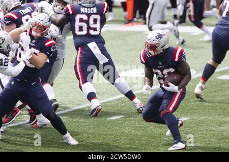 Foxborough, Usa. September 2020. New England Patriots läuft zurück Sony Michel (26) sucht eine Eröffnung auf einem Carry im ersten Quartal gegen die Las Vegas Raiders im Gillette Stadium in Foxborough, Massachusetts am Sonntag, 27. September 2020. Die Patrioten besiegten die Räuber 36-20. Fans dürfen das Stadion nicht als Teil des New England Patriots COVID-19 Protokolls betreten. Foto von Matthew Healey/UPI Kredit: UPI/Alamy Live Nachrichten Stockfoto