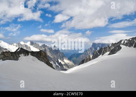 Berggipfel des Mont Blanc-Massivs an der französisch-italienischen Grenze mit mehrjährigen Gletschern und bewölktem Himmel, Haute Savoie/Aostatal, Frankreich/Italien