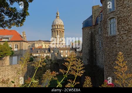 Turm der Basilika von Boulogne sur mer, Frankreich, Blick von der Stadtmauer. Stockfoto