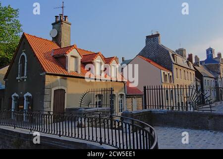 Alte Häuser auf den befestigten Walls von Boulogne sur Mer, Frankreich. Stockfoto