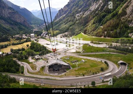 Luftaufnahme von einer Hütte der Skyway Monte Bianco Seilbahn des Tals von Courmayeur umgeben von Alpen im Sommer, Aostatal, Italien Stockfoto