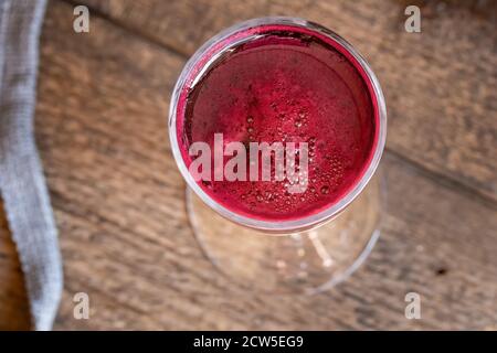 Roter Rübensaft im Glas, Draufsicht Stockfoto