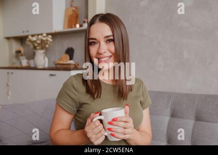 Glückliche junge spanische Frau Blogger sitzen zu Hause Blick auf Kamera während Video-Chat Konferenz Anruf aufnehmen vlog , Webcam-Ansicht Stockfoto