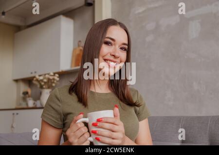 Glückliche junge spanische Frau Blogger sitzen zu Hause Blick auf Kamera während Video-Chat Konferenz Anruf aufnehmen vlog , Webcam-Ansicht Stockfoto