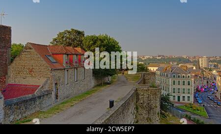 Straßen von Boulogne sur Mer, Oise Frankreich, Blick von oben von der mittelalterlichen Stadtmauer in der frühen Morgensonne Stockfoto