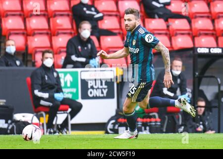 Sheffield, Großbritannien. September 2020. Leeds United Verteidiger Stuart Dallas während der englischen Meisterschaft Premier League Fußballspiel zwischen Sheffield United und Leeds United am 27. September 2020 in Bramall Lane in Sheffield, England - Foto Malcolm Bryce / ProSportsImages / DPPI Credit: LM/DPPI/Malcolm Bryce/Alamy Live News Stockfoto