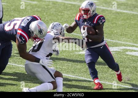 Foxborough, Usa. September 2020. New England Patriots läuft zurück J.J. Taylor (42) sucht am Sonntag, den 27. September 2020, nach einer Eröffnung auf einem Carry im dritten Quartal gegen die Las Vegas Raiders im Gillette Stadium in Foxborough, Massachusetts. Die Patrioten besiegten die Räuber 36-20. Fans dürfen das Stadion nicht als Teil des New England Patriots COVID-19 Protokolls betreten. Foto von Matthew Healey/UPI Kredit: UPI/Alamy Live Nachrichten Stockfoto