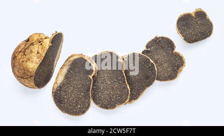 Melanogaster broomeanus in Scheiben ist ein ungenießbarer Pilz, der wie eine Trüffel aussieht. Isoliert auf Weiß Stockfoto