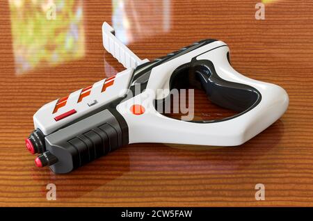 Portable Virtual AR Game Gun Bluetooth auf dem Holztisch, 3D-Rendering Stockfoto