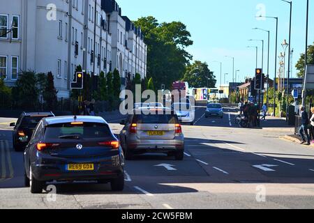 Autos warten an der Ampel auf der Old Warwick Road, Leamington Spa, in der Nähe des Bahnhofs Stockfoto