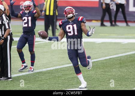 Foxborough, Usa. September 2020. New England Patriots Left End Deatrich Wise Jr. (91) feiert nach einer fumble Erholung in der Endzone für einen Touchdown im vierten Quartal gegen die Las Vegas Raiders im Gillette Stadium in Foxborough, Massachusetts am Sonntag, 27. September 2020. Die Patrioten besiegten die Räuber 36-20. Fans dürfen das Stadion nicht als Teil des New England Patriots COVID-19 Protokolls betreten. Foto von Matthew Healey/UPI Kredit: UPI/Alamy Live Nachrichten Stockfoto