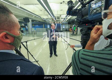 Wilmington, DE, USA. September 2020. DER US-Senator Chris Coons traf sich mit der Presse, nachdem er am Donnerstag, 24. September 2020, aus Washington DC am Joseph R. Biden Bahnhof in Wilmington, Delaware, zurückkehrte, um über das RBG-Erbe, SCOTUS-Vakanz und Trumps Kommentare über einen friedlichen Machttransfer zu sprechen. Kredit: Saquan Stimpson/ZUMA Wire/Alamy Live Nachrichten Stockfoto