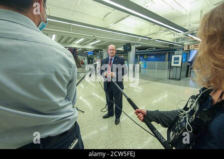 Wilmington, DE, USA. September 2020. DER US-Senator Chris Coons traf sich mit der Presse, nachdem er am Donnerstag, 24. September 2020, aus Washington DC am Joseph R. Biden Bahnhof in Wilmington, Delaware, zurückkehrte, um über das RBG-Erbe, SCOTUS-Vakanz und Trumps Kommentare über einen friedlichen Machttransfer zu sprechen. Kredit: Saquan Stimpson/ZUMA Wire/Alamy Live Nachrichten Stockfoto