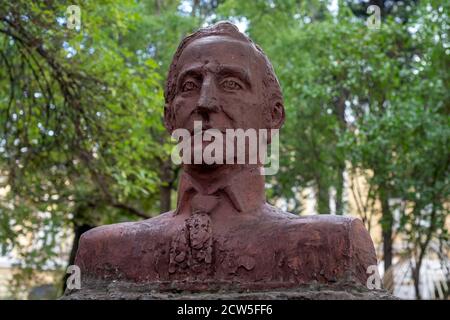Marcel Duchamp Büste und Skulptur aus rotem Stein des Künstlers Georgi Donov im Königlichen Garten von Sofia Bulgarien, Osteuropa, Balkan, EU Stockfoto