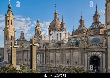 Panoramablick auf die Fassade der Kathedrale-Basilika von Nuestra Señora del Pilar in der Stadt Zaragoza, Aragon, Spanien, Europa Stockfoto