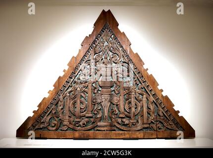 Tempelfront Giebel. Holz mit Glaseinlagen. 18. Jahrhundert. Suphan Buri, Thailand. Thailändische Kunst. Museum der Kulturen der Welt, Barcelona, Spanien. Stockfoto