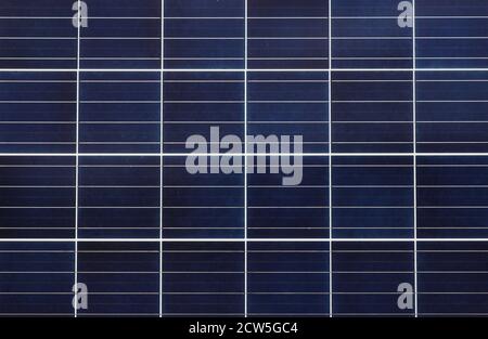 Nahaufnahme einer Solarpanel-Baugruppe in Vollformatansicht für Versorgung von elektrischen Anlagen mit Solarstrom Stockfoto