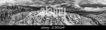 Drone Luftaufnahme der Canary Spring und Terrassen in der Mammoth Hot Spring Area des Yellowstone National Park, Wyoming Stockfoto