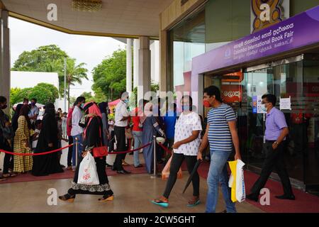 Colombo, Sri Lanka. September 2020. Besucher werden auf der Colombo International Book Fair (CIBF) 2020 in Colombo, Sri Lanka, am 27. September 2020 gesehen. Als größte Buchausstellung in Sri Lanka schloss die CIBF 2020 am Sonntag in Colombo. Die diesjährige CIBF fand vom 18. Bis 27. September unter strengen COVID-19 Gesundheits- und Sicherheitsrichtlinien statt. Quelle: Tang Lu/Xinhua/Alamy Live News Stockfoto