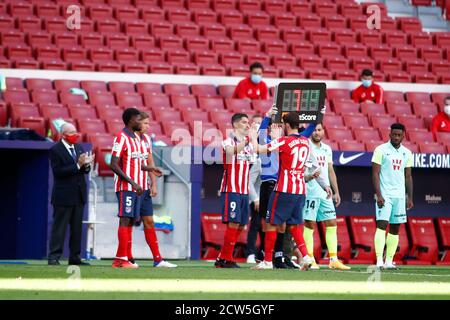 Luis Suarez von Atletico Madrid bereitet sich auf das Feld während der spanischen Meisterschaft La Liga Fußballspiel zwischen Atletico de Madrid und Granada CF am 27. september 2020 im Wanda Metropolitano Stadion in Vitoria, Spanien - Foto Oscar J Barroso / Spanien DPPI / DPPI Quelle: Lm/DPPI/Oscar Barroso/Alamy Live News Stockfoto