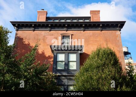 BROOKLYN, NY - SEPTEMBER 23 2020: Die Spitze eines eleganten Backsteinhauses in Brooklyn Heights, NY, Stockfoto