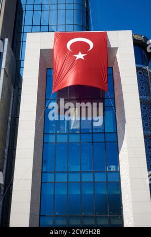 NEW YORK, NY - SEPTEMBER 23 2020: Große türkische Flagge wird vom Turkish Cultural Center New York drapiert, auf der anderen Straßenseite von den Vereinten Nationen. Stockfoto