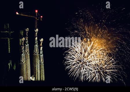 Barcelona, Spanien. September 2020. Feuerwerke, die über dem nächtlichen Himmel ausbrechen, werden neben der Basilika Sagrada Familia während eines Feuerwerks am Ende von Barcelonas Stadtfest "La Merce" gesehen. Aufgrund der Coronavirus-Pandemie fand dieses Jahr 'Merce' in sehr reduzierter Form statt und das traditionelle Feuerwerk, das das Ende des Festivals vor den Montjuic-Brunnen markiert, das normalerweise Zehntausende anzieht, wurde durch vier kleinere, über das Stadtgebiet verteilte Displays ersetzt, die besichtigt werden können Von Balkonen und Dächern Quelle: Matthias Oesterle/Alamy Live News Stockfoto