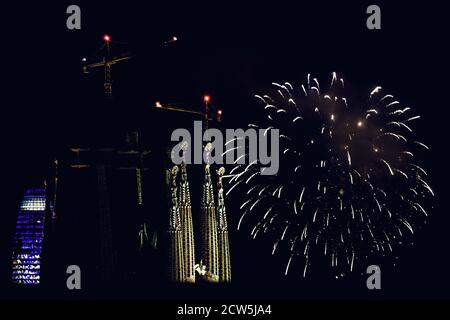 Barcelona, Spanien. September 2020. Feuerwerke, die über dem nächtlichen Himmel ausbrechen, werden neben der Basilika Sagrada Familia während eines Feuerwerks am Ende von Barcelonas Stadtfest "La Merce" gesehen. Aufgrund der Coronavirus-Pandemie fand dieses Jahr 'Merce' in sehr reduzierter Form statt und das traditionelle Feuerwerk, das das Ende des Festivals vor den Montjuic-Brunnen markiert, das normalerweise Zehntausende anzieht, wurde durch vier kleinere, über das Stadtgebiet verteilte Displays ersetzt, die besichtigt werden können Von Balkonen und Dächern Quelle: Matthias Oesterle/Alamy Live News Stockfoto