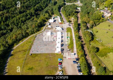 Luftdrohnenaufnahme einer Fahrt durch das COVID-19 Testzentrum in Blaenau Gwent, Wales Stockfoto