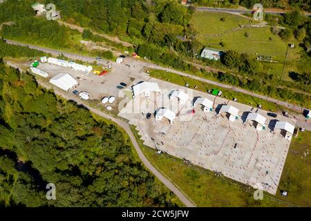 Luftaufnahme einer Fahrt durch das Coronavirus Testzentrum in Blaenau Gwent, Wales, UK Stockfoto