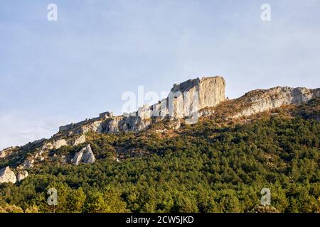 Die Ruinen der Burg Peyrepertuse liegen hoch auf einem Hügel in Südfrankreich. Stockfoto