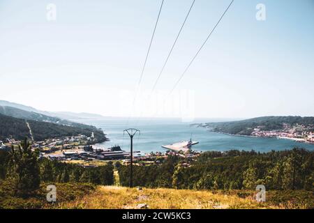 Hoher Blick auf das Meer und Häuser eine Stadt in finisterre Stockfoto