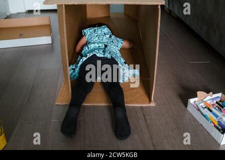 Kleines Mädchen schlafen in großen Karton Stockfoto